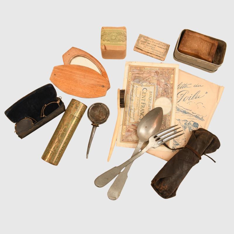 FRENCH WWI GROUPING OF SOLDIERS PERSONAL ITEMS.