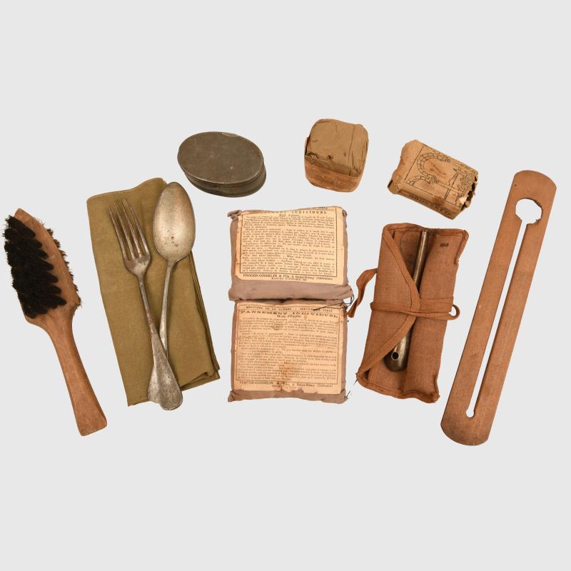 FRENCH WWII SOLDIERS PERSONAL KIT.