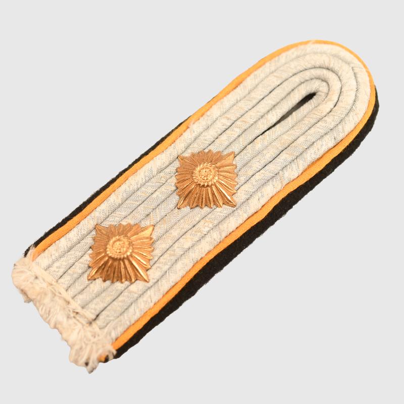 GERMAN WWII WAFFEN SS CAVALRY HAUPTSTURMFUHRER STITCH-IN SHOULDER BOARD.
