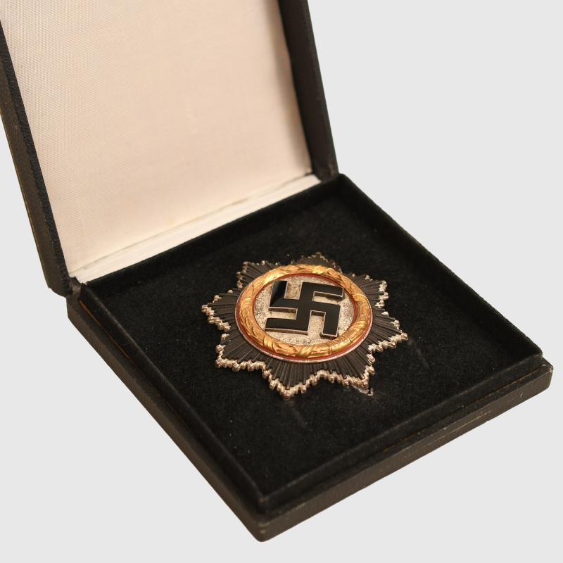 GERMAN WWII GERMAN CROSS IN GOLD, CASED.