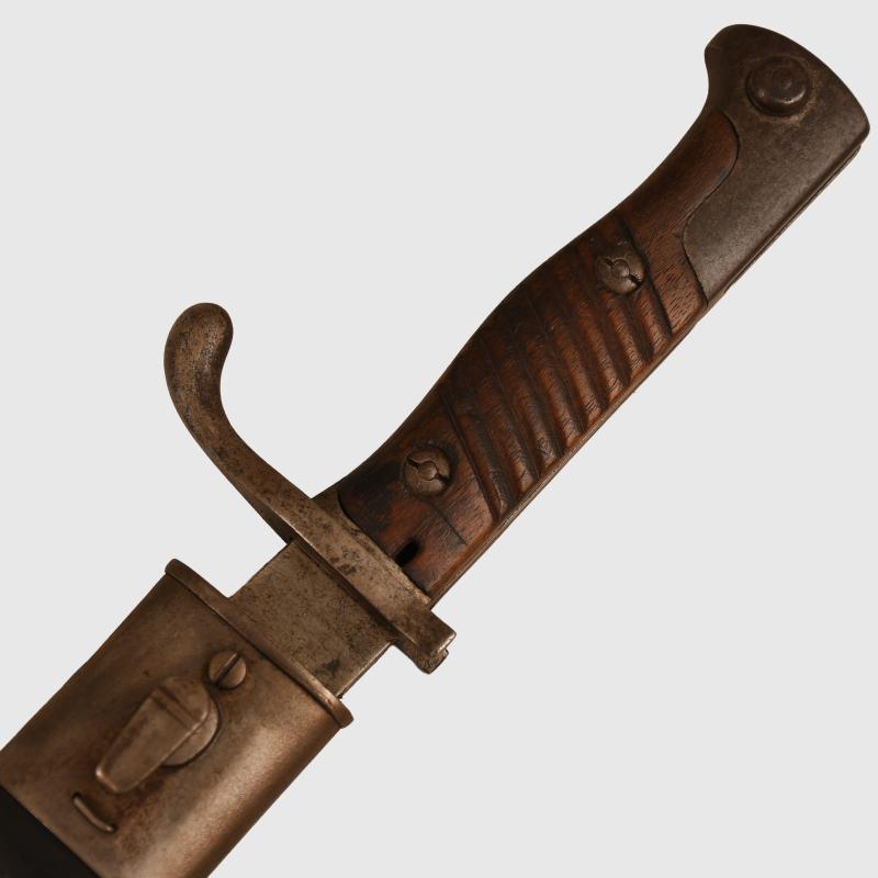 GERMAN WWI 98/05 BAYONET IN LEATHER SCABBARD.