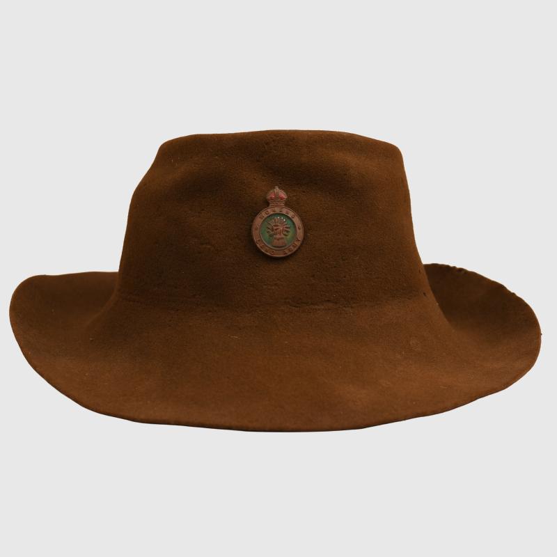 BRITISH WWII WOMAN’S LAND ARMY FELT HAT.