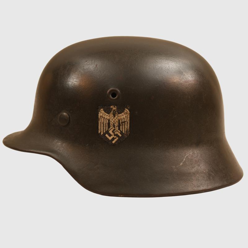 GERMAN WWII ARMY M.40 SINGLE DECAL COMBAT HELMET.