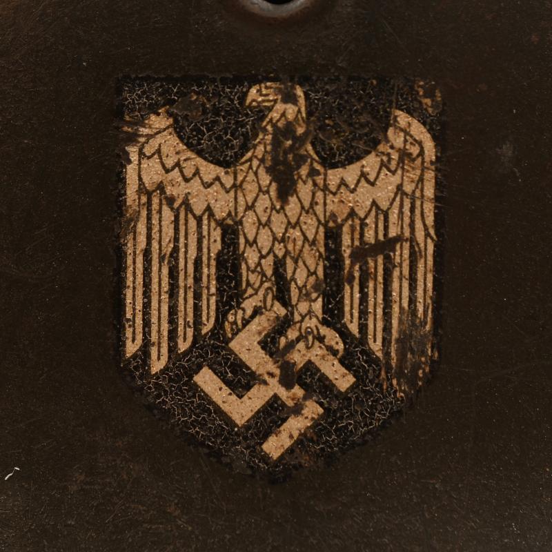 GERMAN WWII ARMY M.40 SINGLE DECAL COMBAT HELMET.