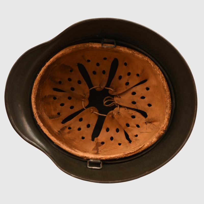 GERMAN WWII ARMY M.40 SINGLE DECAL COMBAT HELMET.