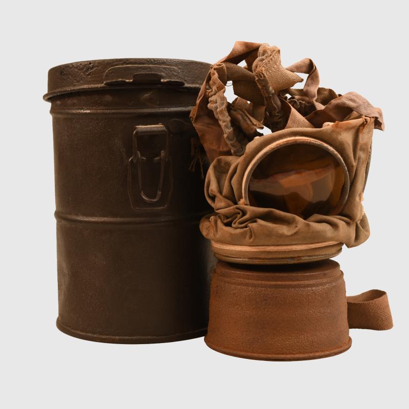GERMAN WWI SOLDIERS GAS MASK.
