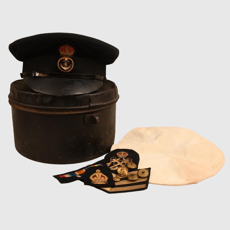 BRITISH WWI ROYAL NAVY PETTY OFFICERS VISOR CAP IN ITS ORIGINAL TIN WITH INSIGNIA.