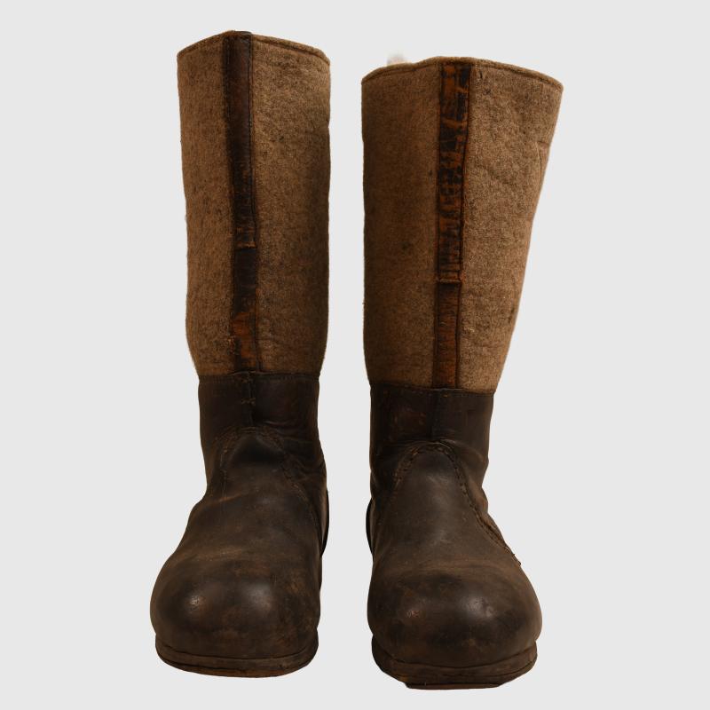 GERMAN WWII ARMY ISSUE FELT WINTER BOOTS.