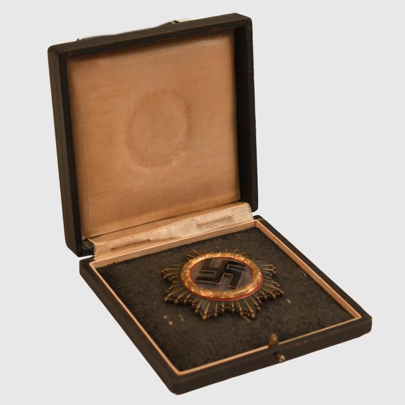 GERMAN WWII GERMAN CROSS IN GOLD, CASED.