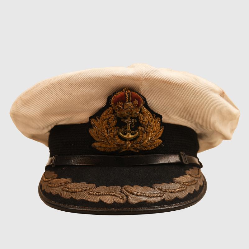 BRITISH WWII ROYAL NAVY CAPTAIN OR COMMANDERS WHITE TOP VISOR CAP.