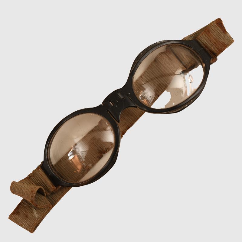 GERMAN WWII LUFTWAFFE SHATTERPROOF GOGGLES.