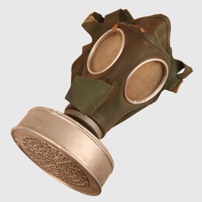 GERMAN WWII CIVILIAN GAS MASK.