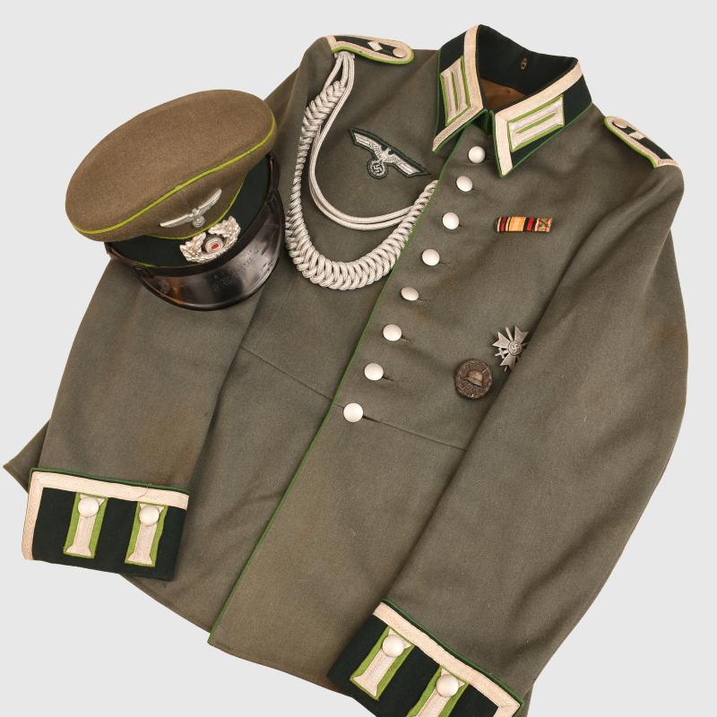 GERMAN WWII ARMY PANZER GRENADIER NCO PARADE TUNIC AND VISOR CAP SET.