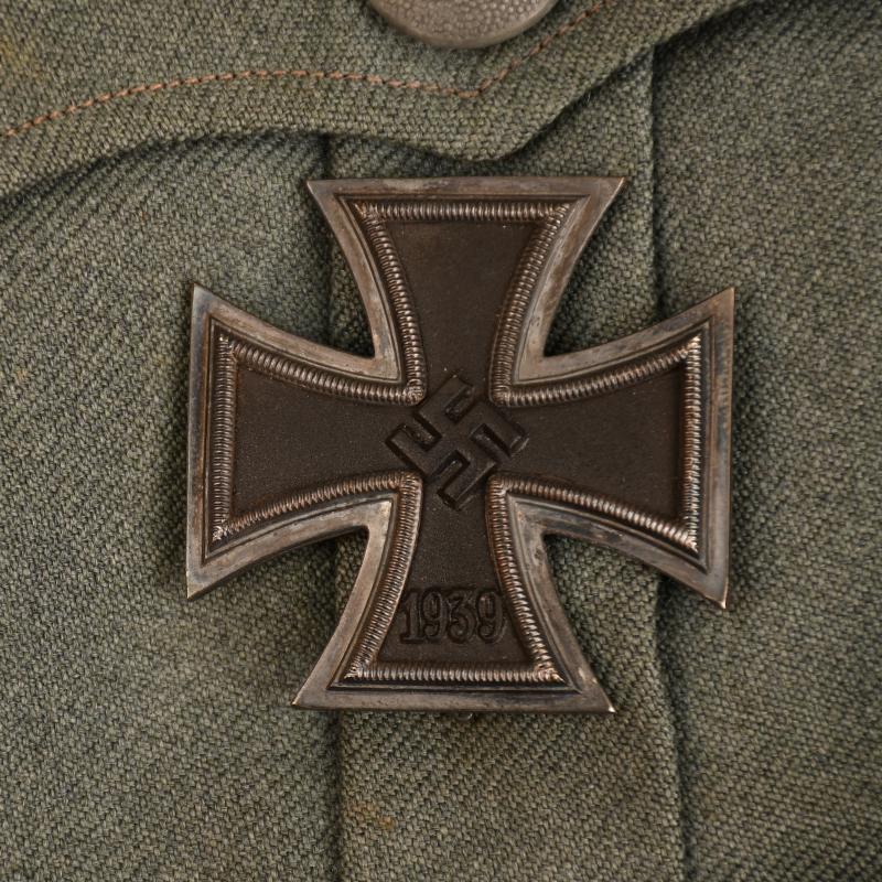 GERMAN WWII ARTILLERY OFFICERS COMBAT TUNIC WITH KRETA CUFF TITLE.
