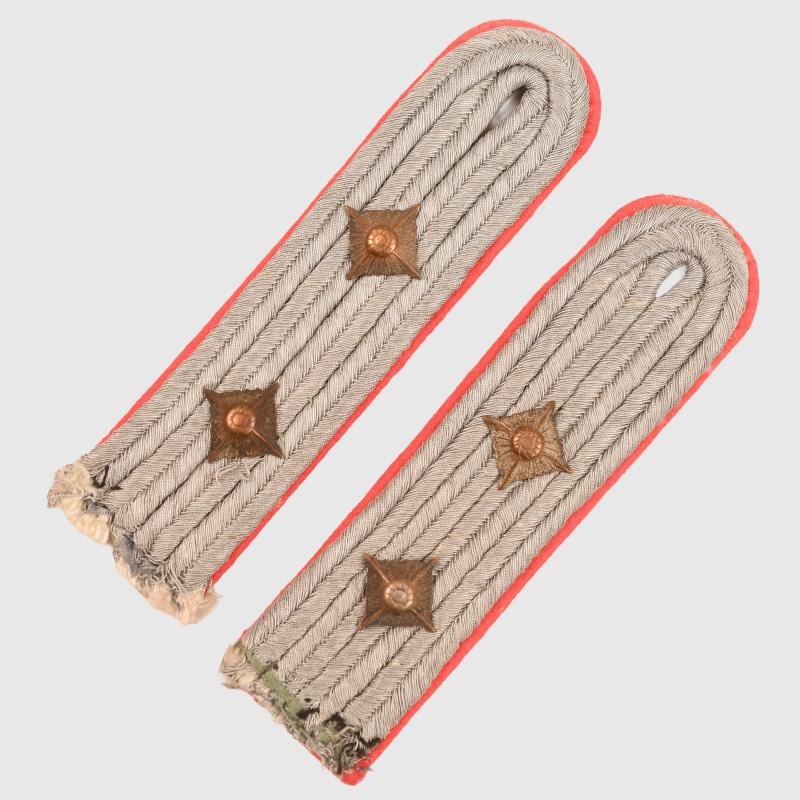 GERMAN WWII ARMY PANZER HAUTPMANN’S SHOULDER BOARDS.