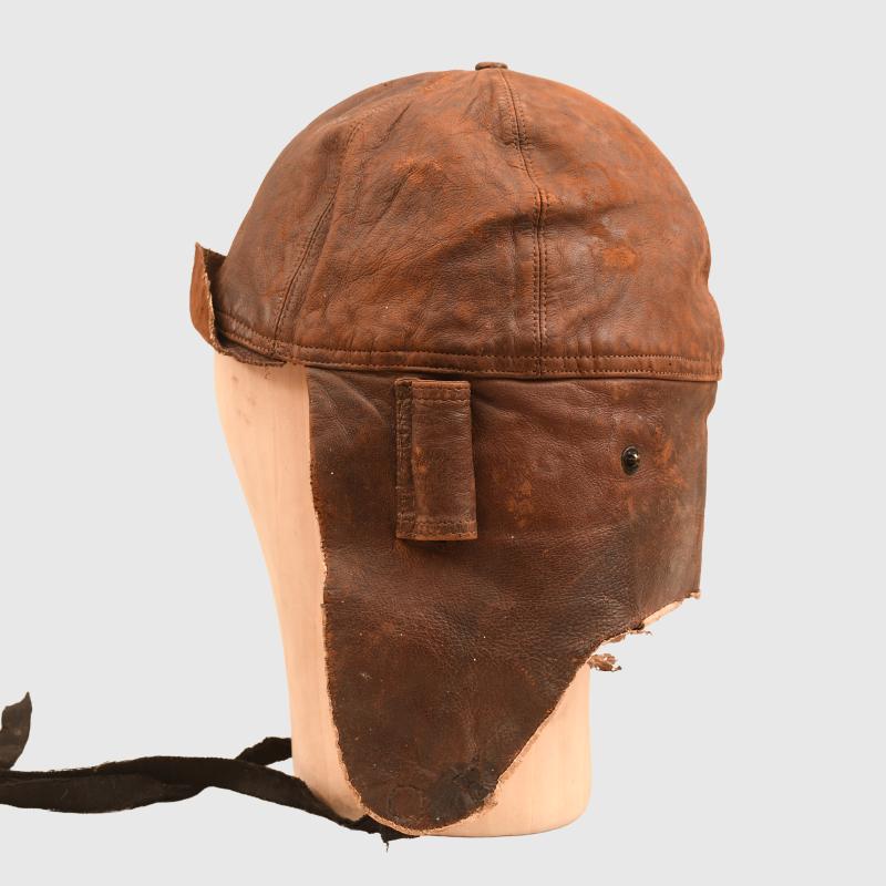 BRITISH WWI ROYAL FLYING CORPS OFFICERS OVERSEAS CAP AND FLYING HELMET.