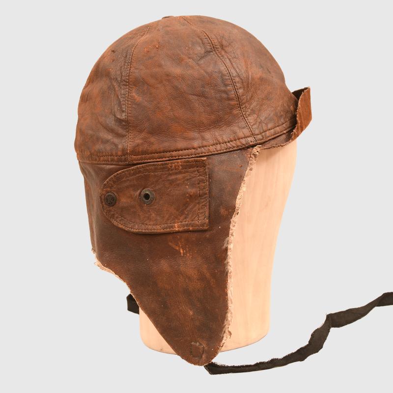 BRITISH WWI ROYAL FLYING CORPS OFFICERS OVERSEAS CAP AND FLYING HELMET.