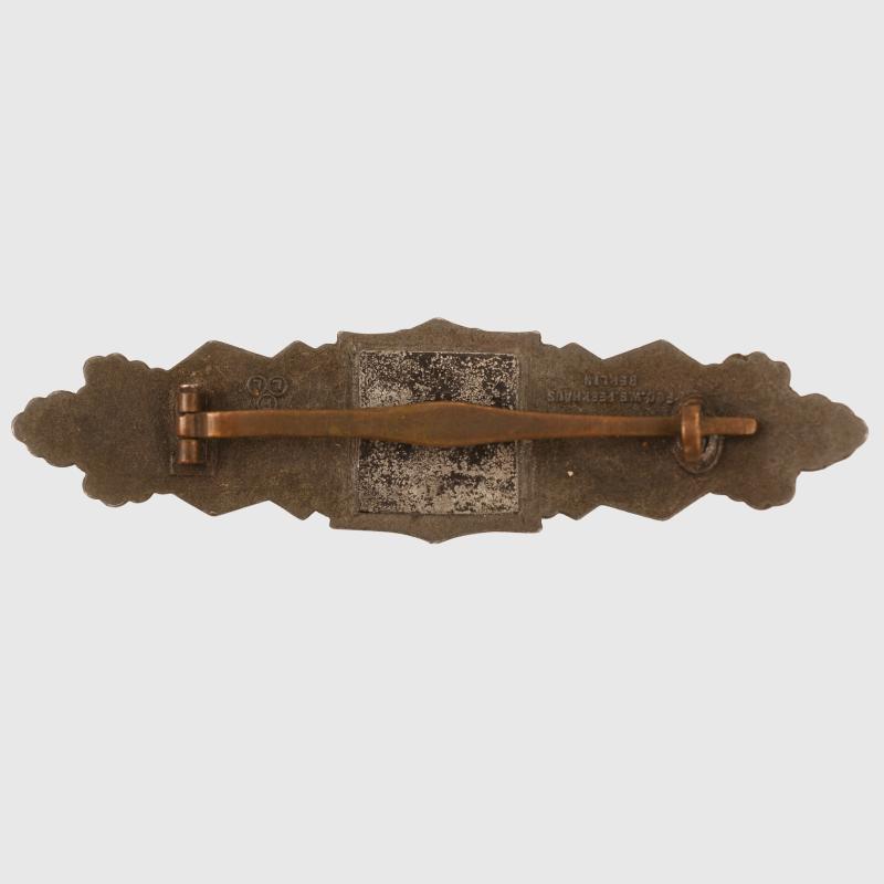 GERMAN WWII ARMED FORCES COMBAT CLASP IN BRONZE.