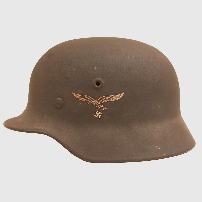 GERMAN WWII LUFTWAFFE M.40 SINGLE DECAL COMBAT HELMET.