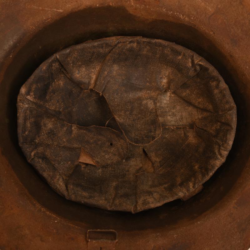 BRITISH WWI BRODIE 1ST PATTERN COMBAT HELMET.