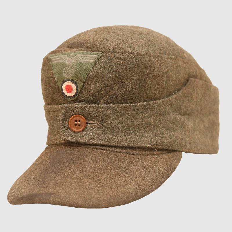 GERMAN WWII ARMY SINGLE BUTTON M.43 CAP.