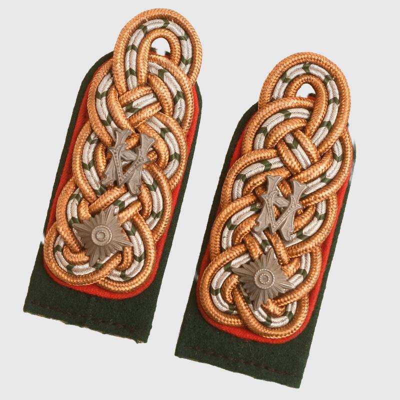 GERMAN WWII ARMY ADMINISTRATION LIEUTENANT GENERAL’S SHOULDER BOARDS.