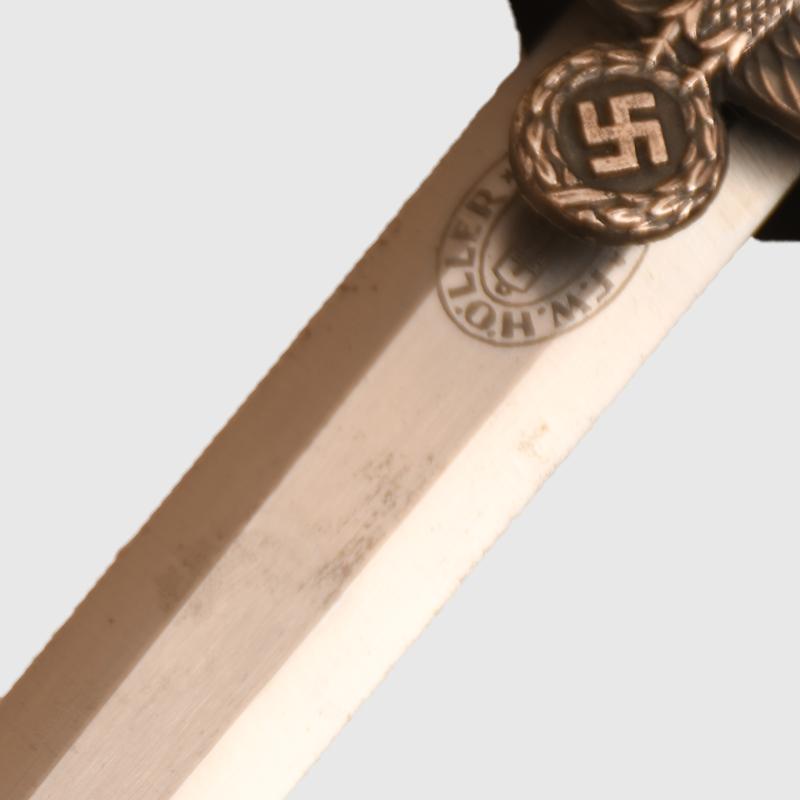 GERMAN WWII ARMY OFFICERS DAGGER, NEAR MINT.