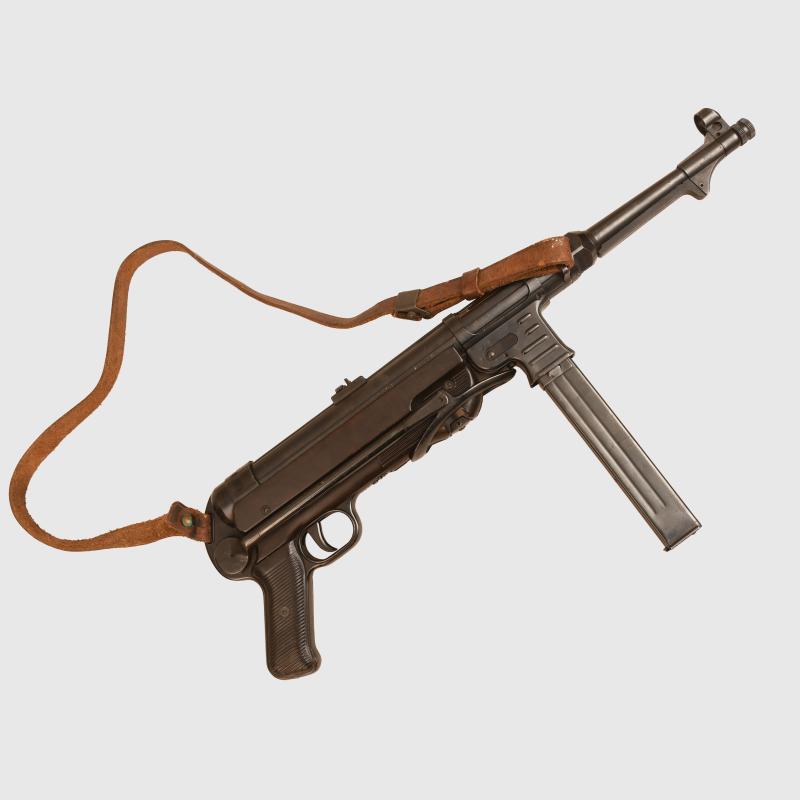 GERMAN WWII MP40 SUBMACHINE GUN, MATCHED NUMBERS.